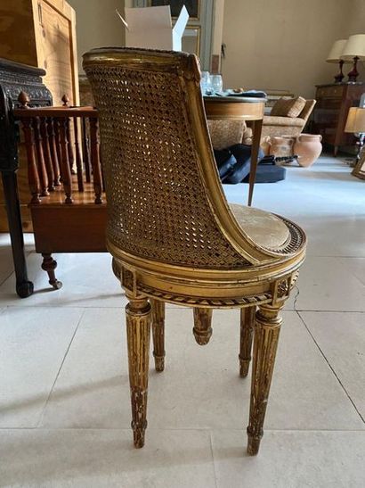 null Chaise de musique de style Louis XVI en bois doré, assise à vis et dossier ...