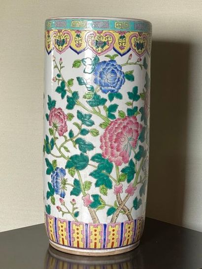 null Vase rouleau en porcelaine de Chine à décor floral H: 44,5 cm, diam : 20,5 ...