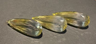 null Trois quartz cristal de roche de forme poire sur papier, zonés de jaune - 77...