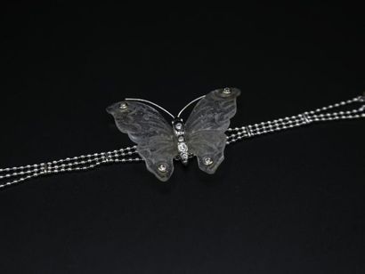 null DAUM, bracelet en or gris, pâte de verre incolore et diamants, formant un papillon,...