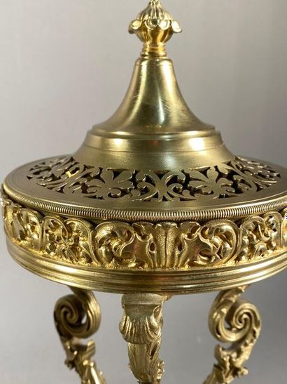 null Paire de brûle-parfums ou pots pourris de style Régence en bronze doré à décor...