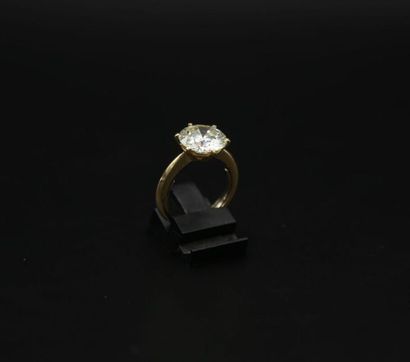 null Solitaire en or jaune orné d'un diamant rond taille brillant sur papier vendu...