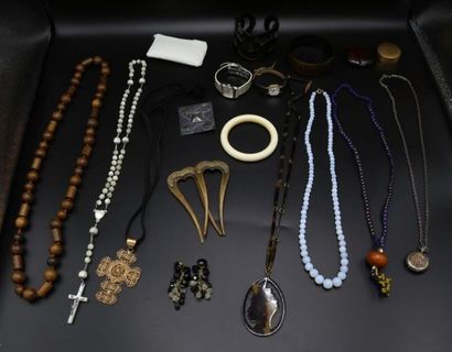 null Ensemble de bijoux fantaisie : colliers, joncs, boite, broche, peignes,montres...