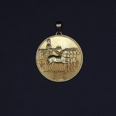 Médaille montée en pendentif en or jaune...