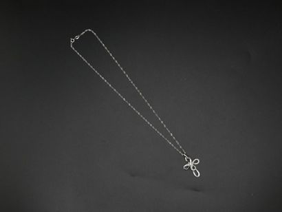 null Collier en or gris (750) composée d'une chaîne façon corde et un pendentif figurant...