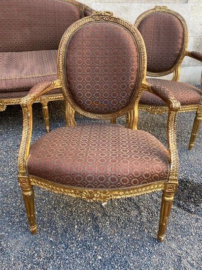 null Salon fin Louis XVI en bois doré comprenant quatre fauteuils à dossier médaillon...