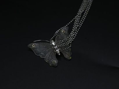 null DAUM, collier en or gris, pâte de verre incolore et diamants, formant un papillon,...