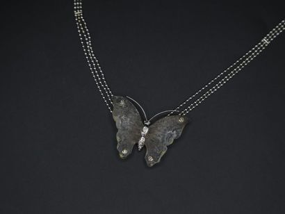 null DAUM, collier en or gris, pâte de verre incolore et diamants, formant un papillon,...