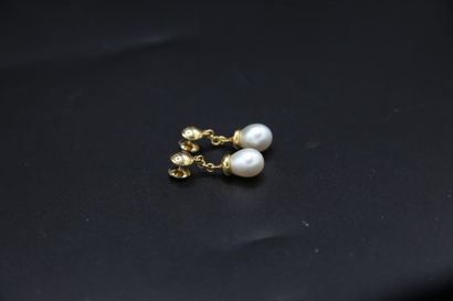 null Paire de pendants d'oreilles, orné chacun d'une perle de forme poire sur or....
