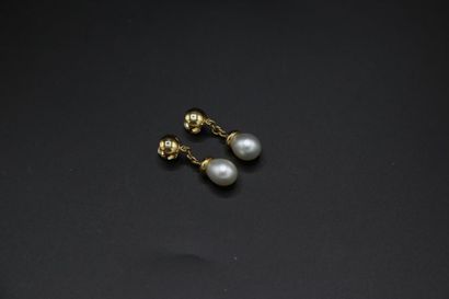 null Paire de pendants d'oreilles, orné chacun d'une perle de forme poire sur or....