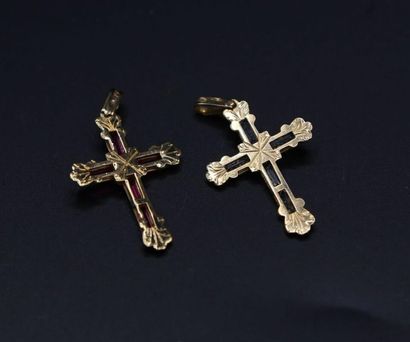 null Deux pendentifs "Croix" en or jaune orné de pierres rouges calibrées pour l'une...