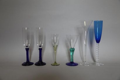 null Six flûtes à champagne dépareillées : trois en cristal de Sèvres (décor bleu)...
