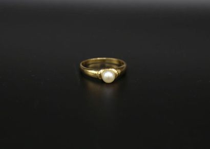 null Bague en or jaune 750 millièmes orné d'une perle - Poids brut : 3.3 g / tdd...