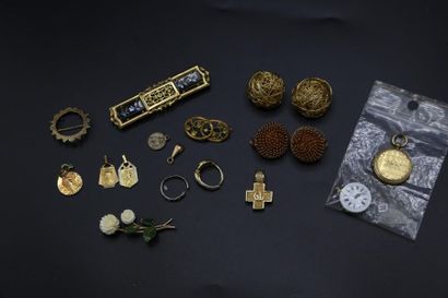 null Ensemble de bijoux fantaisie : paires de clips, agraphe, broches, pendentifs,...