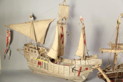 null Santa Maria, deux maquettes de bateau, H. 60 cm - accidents et manques 