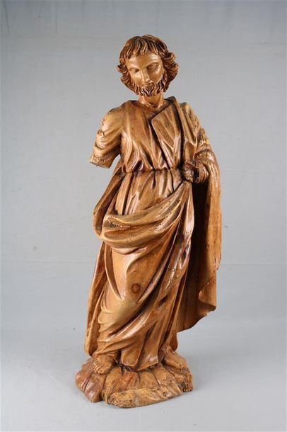 null Saint en résineux sculpté, dos évidé refermé. Fin du XVIIe siècle. H: 81 cm....