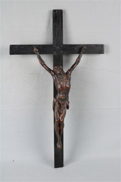null Christ en croix en bois sculpté - XVIIIe siécle. 
(accidents et manques aux...
