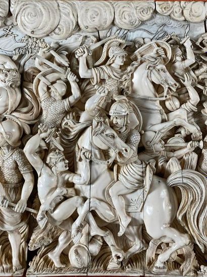 null Importante plaque en ivoire finement sculptée représentant la Bataille d'Arbelles...