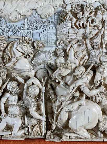 null Importante plaque en ivoire finement sculptée représentant la Bataille d'Arbelles...