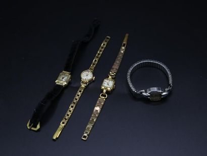 null Ensemble de quatre montres bracelets dont un boitier en or jaune cadran sur...