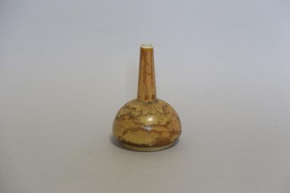null BRUERE (G. D. V) Petit vase soliflore en céramique orange-brun signé au dessous
H....