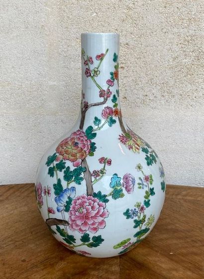 null Porcelaine de Chine, vase à décor floral polychrome H: 33 cm