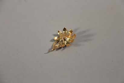 null Broche en or jaune (750) formant une fleur orné d'une perle - Poids brut : 9.1...