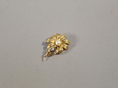 Broche en or jaune (750) formant une fleur...