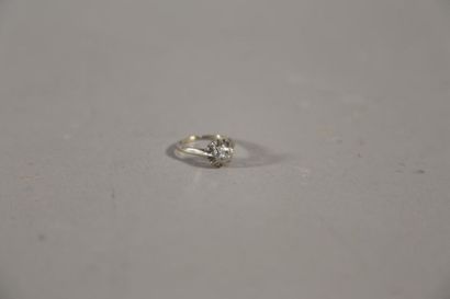 null Solitaire en or blanc et platine orné d'un diamant taille ancienne 0.15/0.2...