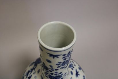 null Vase bleu blanc à décor de double dragons - H. 37 cm