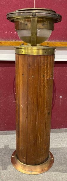 null KELVIN - BOTTOMLEY & BAIRD LTD à Glasgow, Compas en laiton reposant sur un colonne...