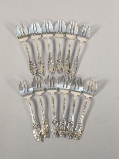 null Suite de douze fourchettes à gateau en argent, de style Art Nouveau, monogrammées...