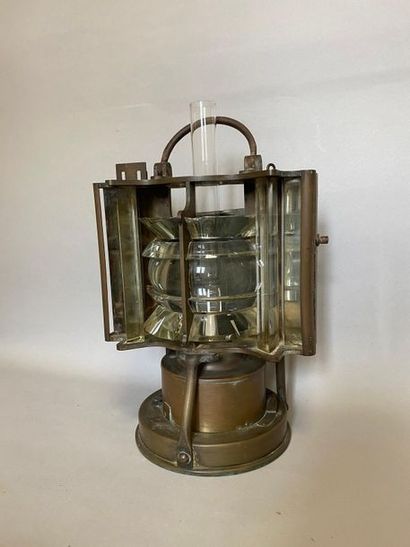 null Lanterne de marine fait d'une lampe à pétrole en laiton,pouvant etre suspendue...