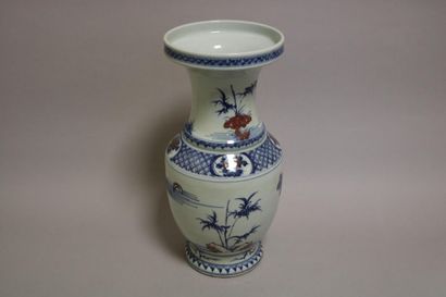 null Vase bleu blanc et rouge de cuivre à décor de cerfs et pins - H. 46 cm