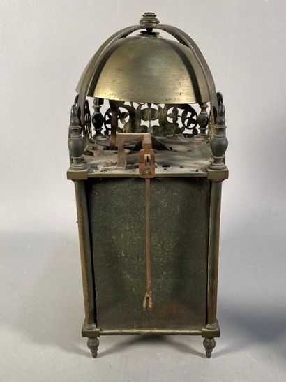 null Pendule lanterne ou capucine en laiton et bronze H: 39,5 cm