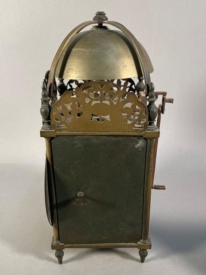 null Pendule lanterne ou capucine en laiton et bronze H: 39,5 cm