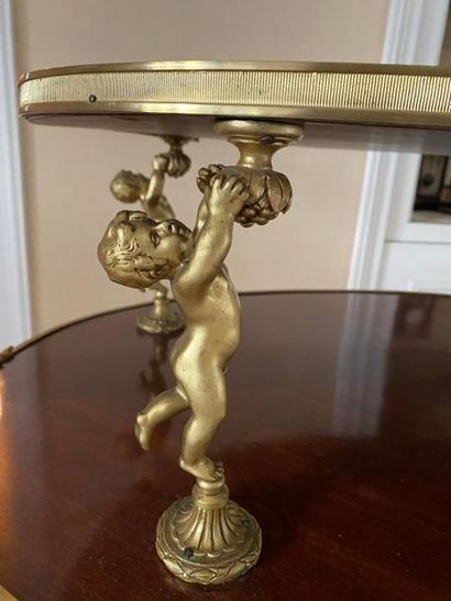 null Table à thé de style Louis XVI en placage d'acajou et garniture de bronzes dorés...