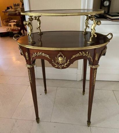 null Table à thé de style Louis XVI en placage d'acajou et garniture de bronzes dorés...