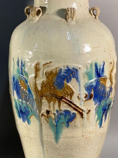 null Paire de vases ou potiches en céramique vernissée à décor d'oiseaux, Extreme...