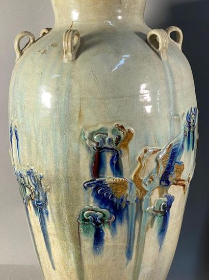 null Paire de vases ou potiches en céramique vernissée à décor d'oiseaux, Extreme...