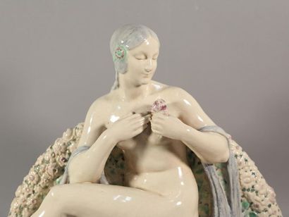 null DESCOMPS Joe (1869-1950) Femme nue au drapé et à la rose, sujet en céramique...