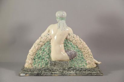 null DESCOMPS Joe (1869-1950) Femme nue au drapé et à la rose, sujet en céramique...