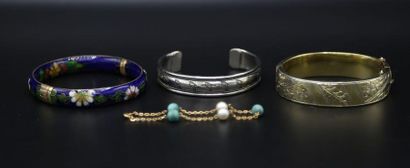 null Quatre bracelets : deux argent manchettes (40 g), un bracelet émail et un bracelet...