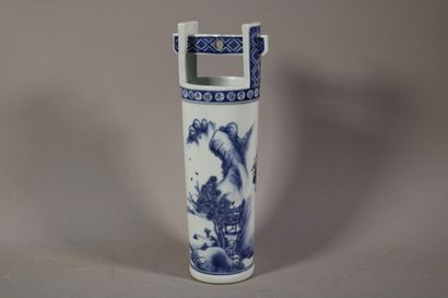 null Vase en forme de seau à eau en porcelaine de Chine blanche décor en camaïeu...