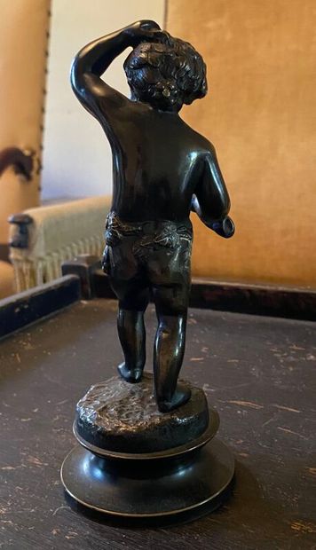 null « Enfant à la corne » Sujet en bronze d'après Clodion - Ht. 19,5 cm