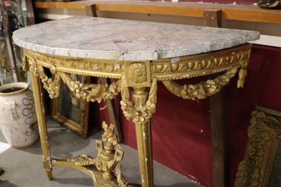 null Console bois doré de style Louis XVI, dessus de marbre blanc, les deux pieds...