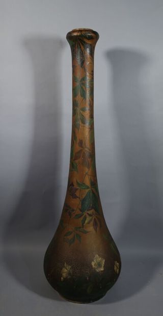 null Spectaculaire vase soliflore en terre cuite à décor de branchages fleuris, papillons...