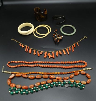 null Ensemble de bijoux comprenant deux joncs et un bracelet ivoire, deux bracelet...