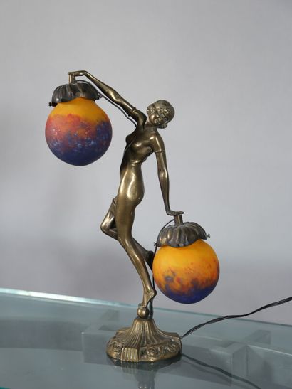 null Lampe Danseuse aux deux globes, signés le Verre Français H. 43 cm