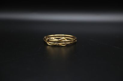 null Bracelet jonc ouvant en or jaune 750 millièmes stylisé d'un noeud. Poinçons...